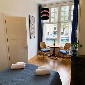  Guest house Canal Hideaway