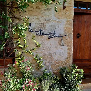 https://la-vita-dolce-luberon.fr-provencehotel.com